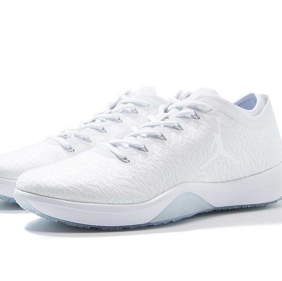 white jordans trainers